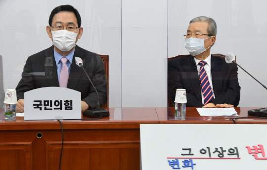 주호영 국민의힘 원내대표(왼쪽)가 17일 오전 서울 여의도 국회에서 열린 비상대책위원회의에서 발언하고 있다. 오른쪽은 김종인 비상대책위원장.  연합뉴스